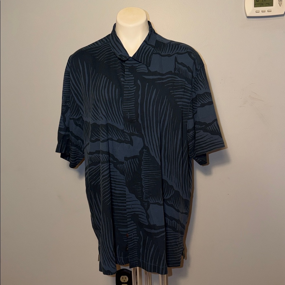 Tommy Bahama mens 100% silk button down short sleeve tropical shirt. X-large